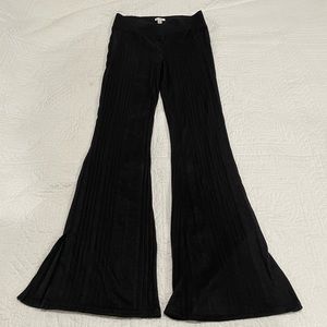 Black size M flare ribbed leggings - crossover front
NEVER WORN (no tags)
